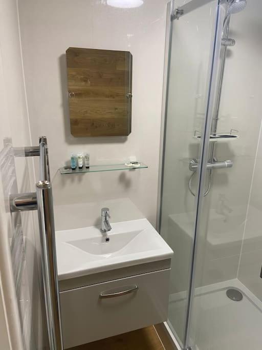 One Bedroom Ground Floor Flat Central チチェスター エクステリア 写真