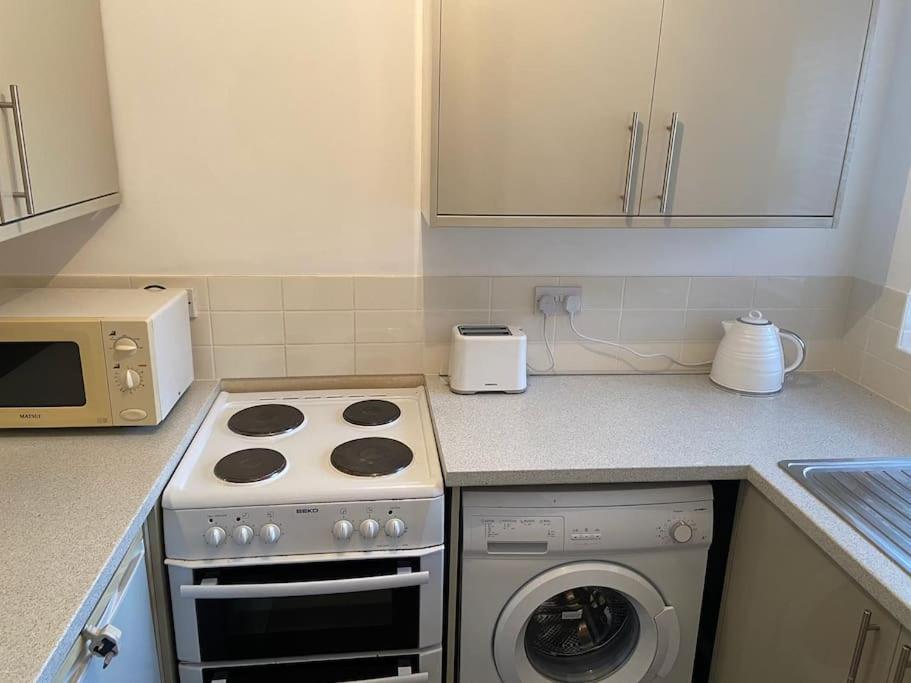 One Bedroom Ground Floor Flat Central チチェスター エクステリア 写真